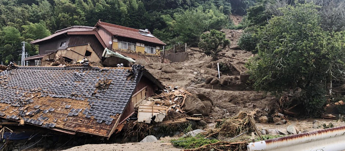 Foto de la ciudad de Karatsu con casas dañadas por un deslizamiento de tierra provocado por las fuertes lluvias