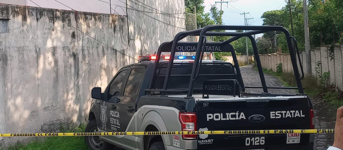 MEX9733. TEPIC (MÉXICO), 08/07/2023.- Agentes de la policía estatal acordonan hoy la zona donde fue encontrado el cuerpo sin vida del periodista Luis Martín Sánchez, en la localidad El Ahuacate, ciudad de Tepic, Nayarit (México). El cuerpo del corresponsal del periódico mexicano La Jornada en el estado de Nayarit (oeste), Luis Martín Sánchez Iñiguez, fue hallado este sábado en el poblado de Huachines, cercano a la localidad de El Ahuacate en el municipio de Tepic, informó el diario citando fuentes ministeriales. EFE/Aarón García