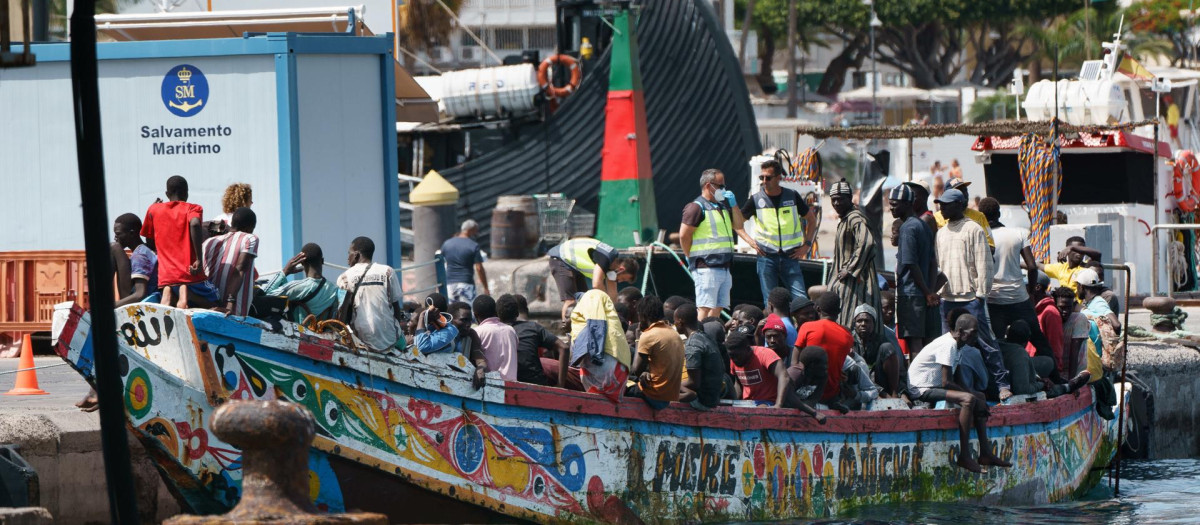 Una embarcación con 147 inmigrantes llega al puerto de Los Cristianos en Tenerife.