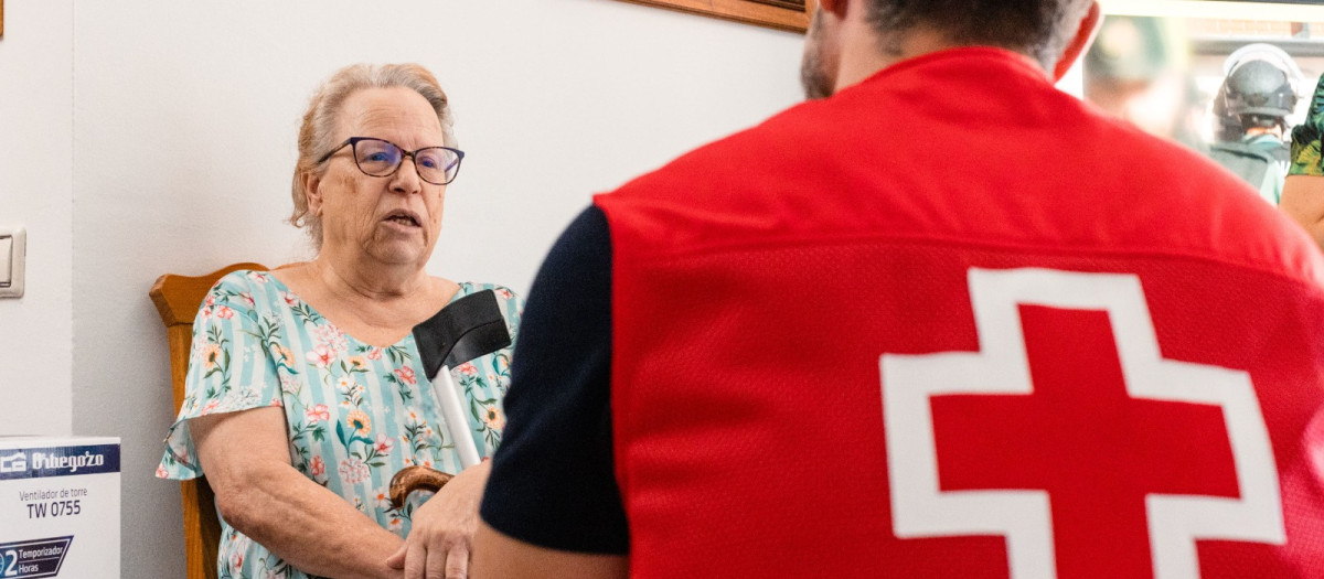 Voluntario de Cruz Roja con una persona mayor