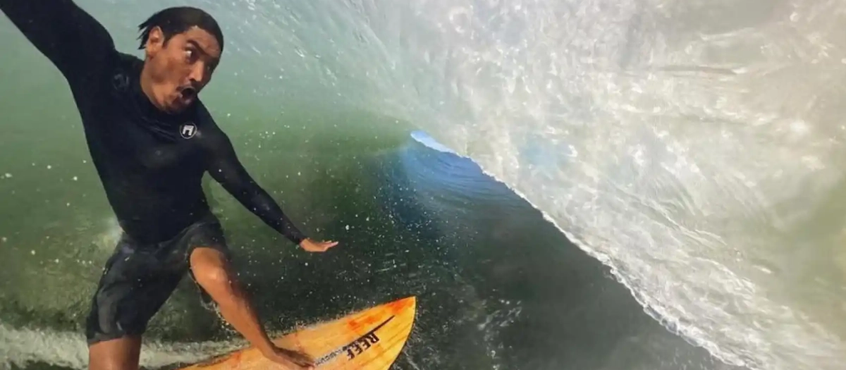 Mikala Jones ha muerto tras sufrir un corte con su tabla de surf