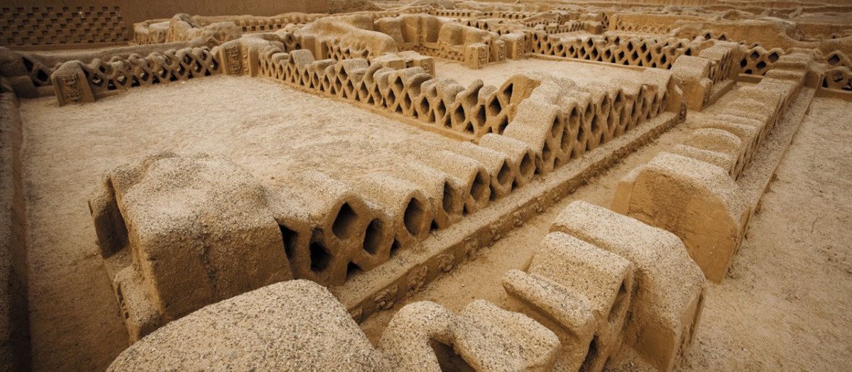 Panorámica del sitio arqueológico de Chan Chan, la gran ciudad chimú de barro