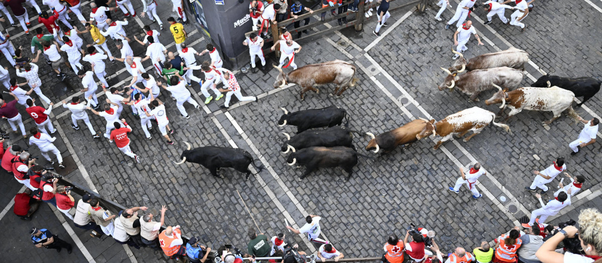 Vista aérea del sexto encierro de San Fermín