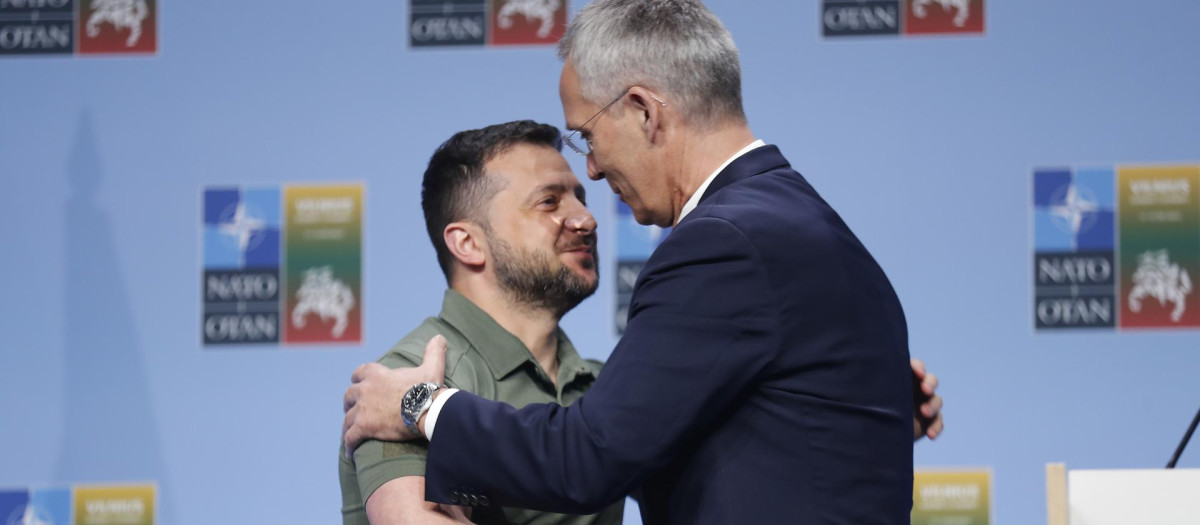 Vilnius (Lithuania), 12/07/2023.- NATO Secretary General Jens Stoltenberg (R) and the President of Ukraine Volodymyr Zelensky (L) embrace each other as they attend a joint press conference following a bilateral meeting, at the NATO ?summit in Vilnius, Lithuania, 12 July 2023. The North Atlantic Treaty Organization (NATO) Summit takes place in Vilnius on 11 and 12 July 2023 with the alliance's leaders expected to adopt new defense plans. (Lituania, Ucrania) EFE/EPA/TOMS KALNINS