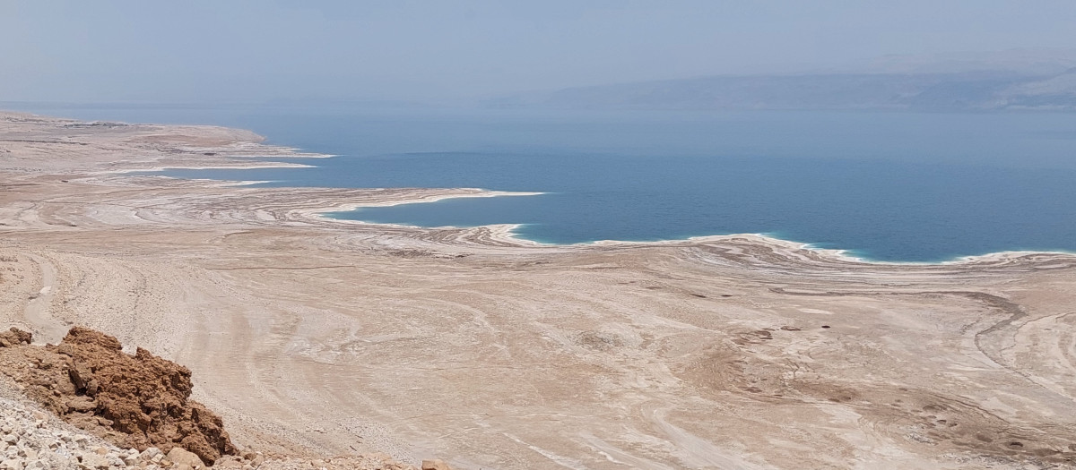 Surcos ondulantes y con forma de media luna en la orilla del Mar Muerto, producto del implacable descenso de las aguas acelerado en el último medio siglo. Este lago terminal conocido por ser el más profundo y salino del mundo, es el fin del sistema hidrológico que se inicia más al norte, con las precipitaciones del Monte Hermón y los recursos hídricos del norte de Israel, los Altos del Golán y las tierras altas de la cuenca del río Jordán