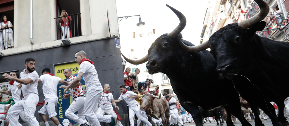 Los toros de Victoriano del Río enfilan la calle Estafeta