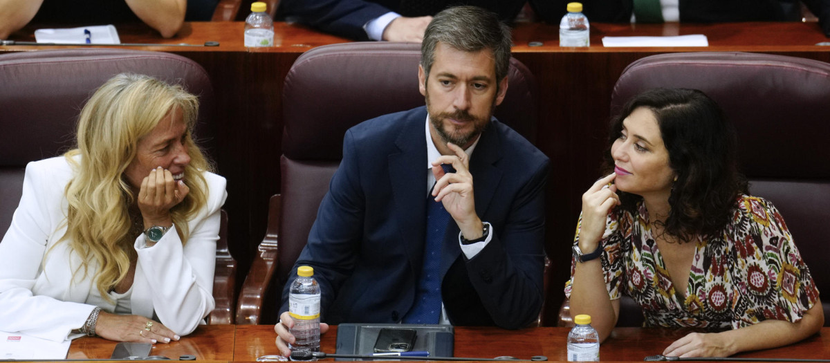 La presidenta de la Comunidad de Madrid, Isabel Díaz Ayuso, y el consejero de Presidencia, Miguel Ángel García Martín