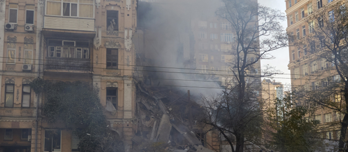 Humo que sale de un edificio parcialmente destruido en Kiev por un ataque