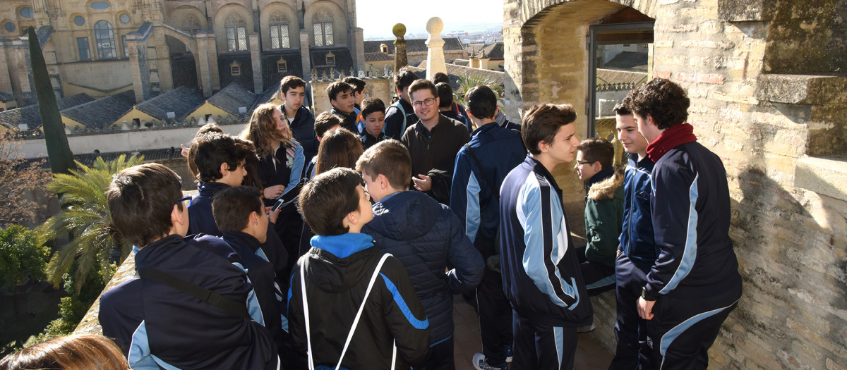 Grupo de jóvenes en la torre de la Mezquita Catedral