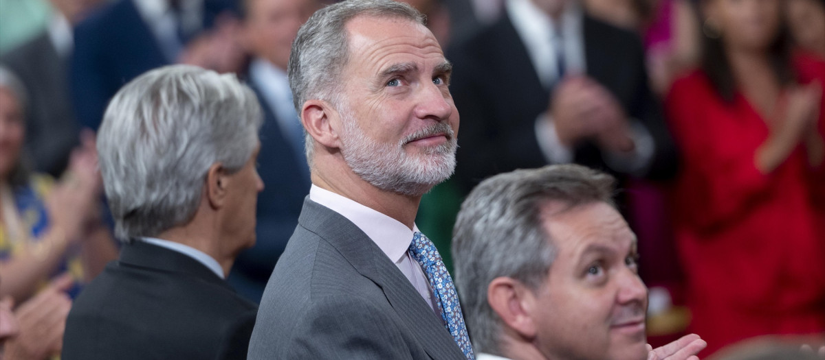 (I-D) El rector de la UAH, José Vicente Saz, El Rey de España Felipe VI y el ministro de Sanidad, José Miñones, durante la entrega de la VI Edición del 'Galardón Camino Real', en el Paraninfo de la Universidad de Alcalá, a 13 de julio de 2023, en Alcalá de Henares, Madrid (España). El Galardón Camino Real está otorgado por el Instituto Franklin de la Universidad de Alcalá para reconocer el trabajo profesional de los españoles que de forma destacada y ejemplar, proyectan y potencian la ‘positiva’ imagen de España en Estados Unidos. Ana Fernández-Sesma es directora del Departamento de Microbiología de la Facultad de Medicina Icahn del Hospital Mount Sinaí de Nueva York y es referente mundial para estudios relativos a patógenos causantes de enfermedades infecciosas.
13 JULIO 2023;REY;MAJESTAD;CORONA;PREMIO;VIRÓLOGA;
Alberto Ortega / Europa Press
13/7/2023