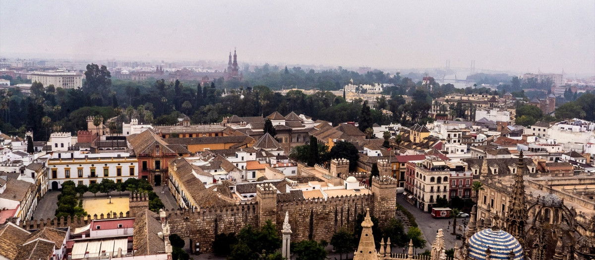 Vista de Sevilla desde la Giralda, donde se observa las consecuencias del humo procedente de los incendios de Canadá