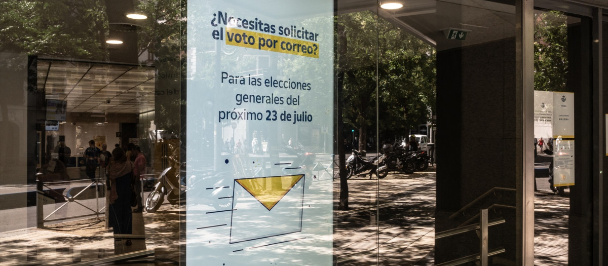 Un cartel que informa sobre el voto por correo, a 13 de julio de 2023, en Madrid, (España). El director adjunto de operaciones en Correos, José Luis Alonso Nistal, ha confirmado a Europa Press que este sábado y domingo se abrirán cientos de oficinas de Correos de todo el país para facilitar el depósito del voto por correo y que también podría ampliarse el plazo máximo para hacerlo, fijado para dentro de una semana.
13 JULIO 2023;VOTO POR CORREO;PP;ELECCIONES;23J;CORREO;CARTA;POSTAL;
Diego Radamés / Europa Press
13/7/2023