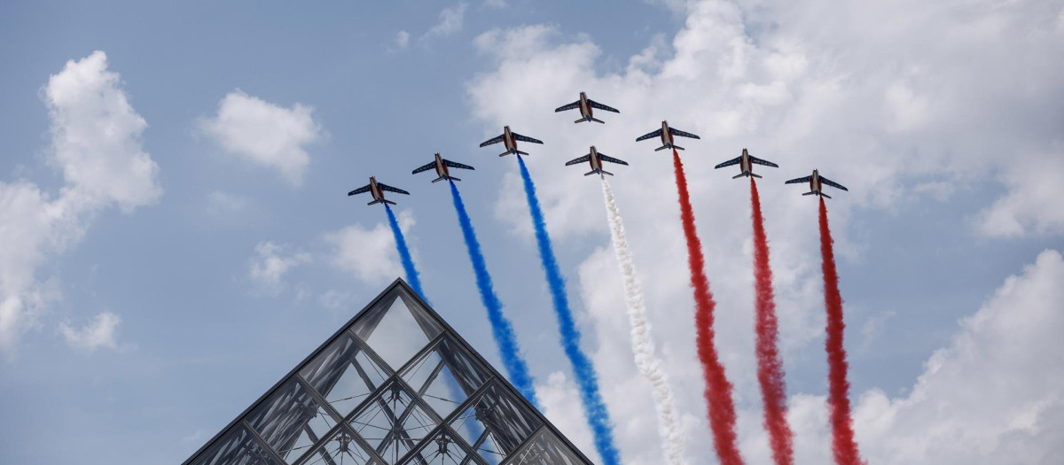 -FOTODELDÍA- PARÍS, 11/07/2023.- Una patrulla de cazas vuela sobre la pirámide del Louvre durante un ensayo del espectáculo aéreo de cara a las celebraciones del Día de la Bastilla, este martes en París. Francia celebra su día nacional el 14 de julio, con un desfile militar en la avenida de los Campos Elíseos y el primer ministro indio, Narendra Modi, como invitado de honor. EFE/YOAN VALAT