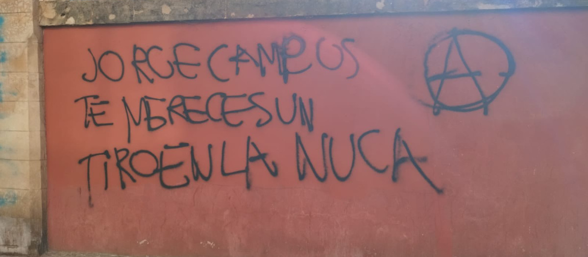 Aparecen pintadas con amenazas de muerte contra Jorge Campos al lado de su casa