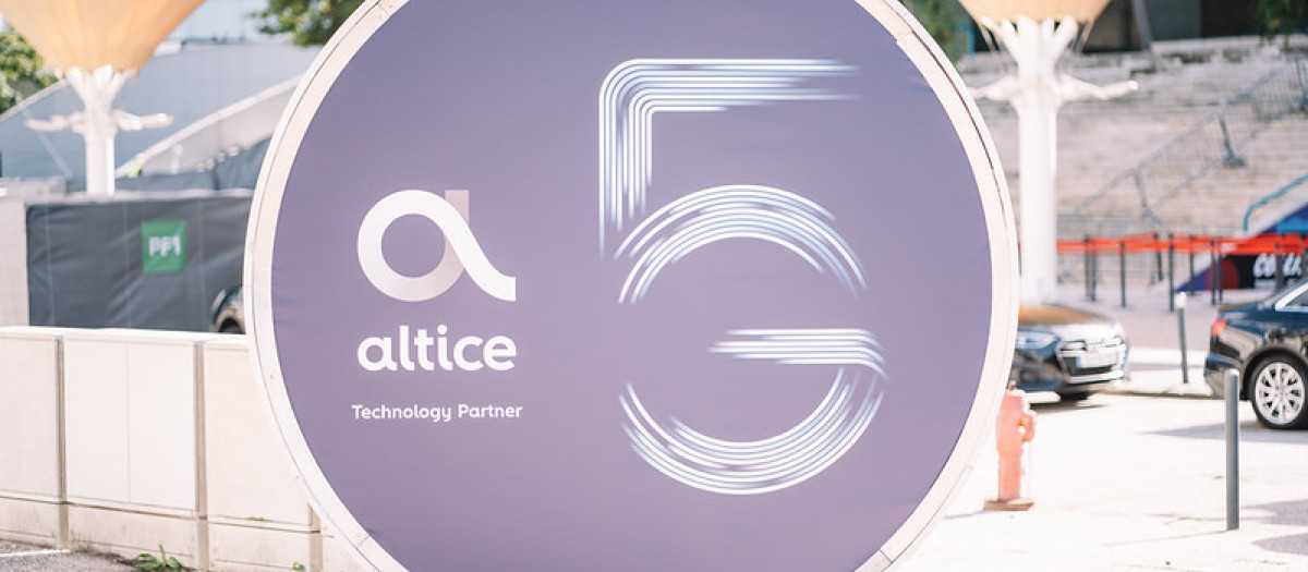Logo de Altice, la empresa de Armando Pereira, en un stand.