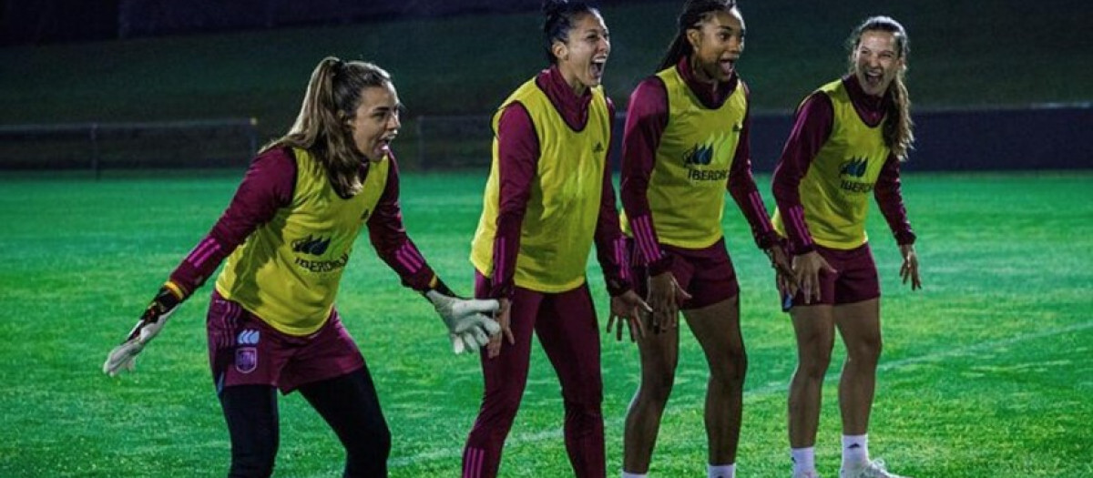 Las jugadoras de la selección española haciendo la haka que ha incendiado las redes sociales