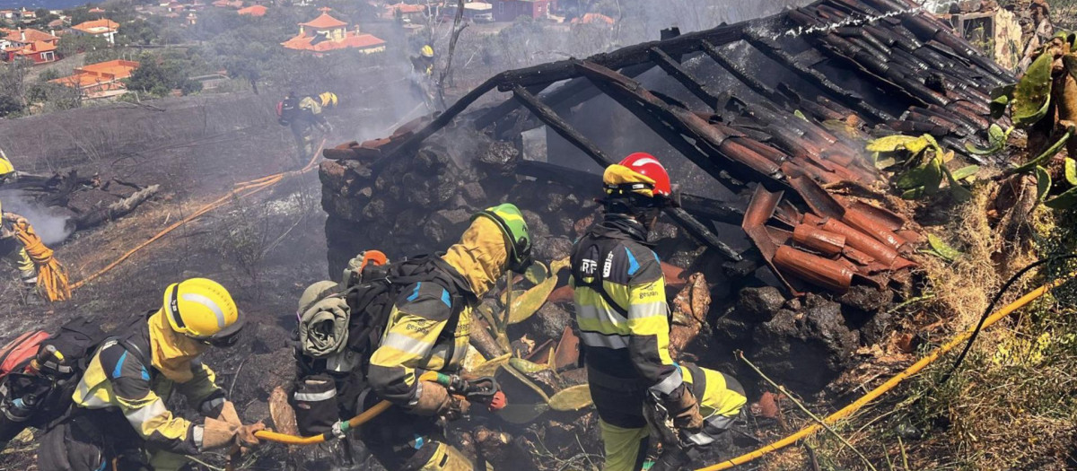 Miembros de los Equipos de Intervención Rápida ante Incendios Forestales del Gobierno de Canarias sofocan en fuego ocasionado en una vivienda de Puntagorda