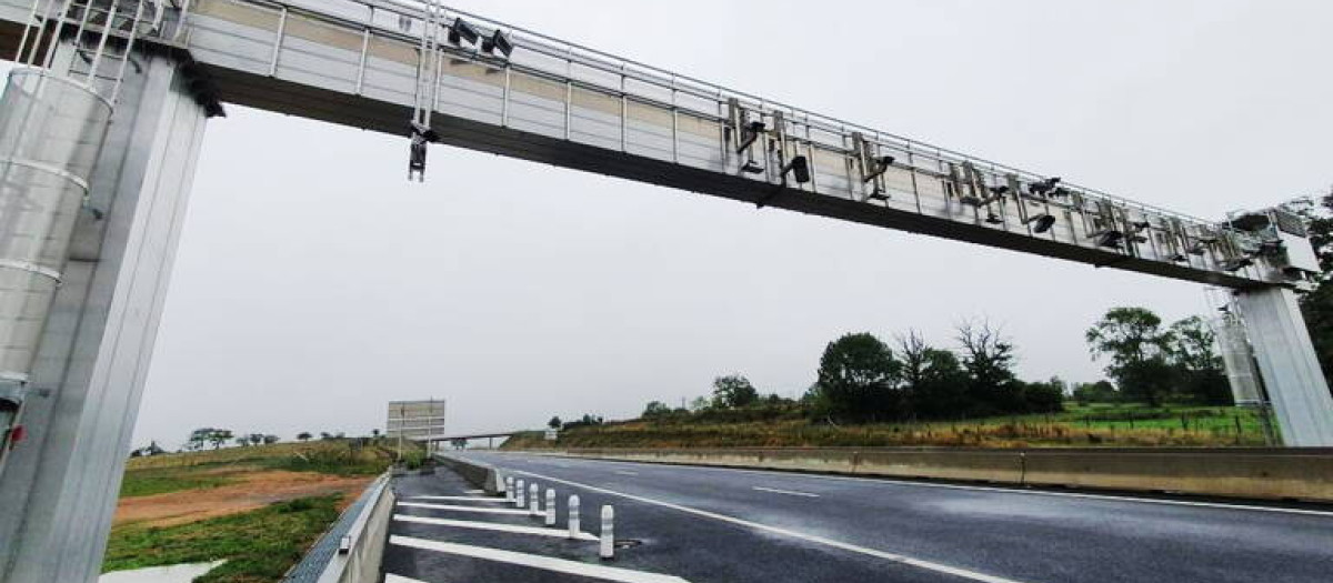 Nuevo pórtico lector de matrículas instalado en Francia para el sistema de peajes