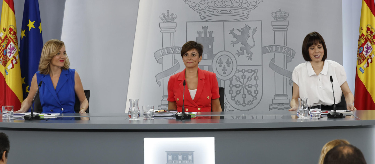 La ministra de Política Territorial y portavoz de Gobierno, Isabel Rodríguez, junto a las ministras de Educación, Pilar Alegría, y de Ciencia e Innovación, Diana Morant