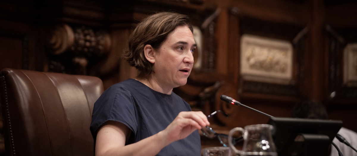 La alcaldesa de Barcelona, Ada Colau, durante una sesión plenaria en el Ayuntamiento de Barcelona, a 22 de julio de 2022, en Barcelona, Catalunya (España).  El pleno de hoy debate una proposición con contenido de declaración institucional de Junts que insta al plenario a llevar ante Fiscalía el caso de la cuenta falsa en Suiza del exalcalde de CiU Xavier Trias tras las nuevas grabaciones del excomisario José Manuel Villarejo y un magistrado de la Audiencia Nacional.
22 JULIO 2022;PSC;SESIÓN PLENARIA;
David Zorraquino / Europa Press
(Foto de ARCHIVO)
22/7/2022