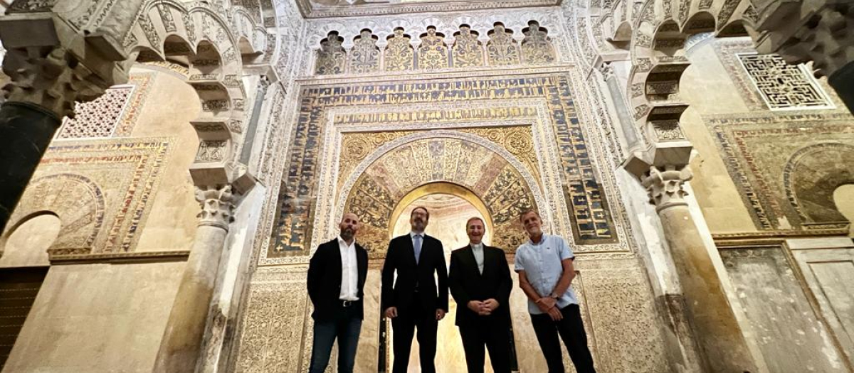 El delgado territorial de Cultura, el delegado del Gobierno andaluz, el deán-presidente del Cabildo y el arquitecto ante las cúpulas macsura de la Mezquita-Catedral de Córdoba