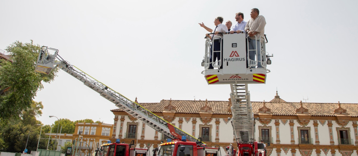 Presentación de los nuevos camiones de bomberos de la Diputación de Córdoba