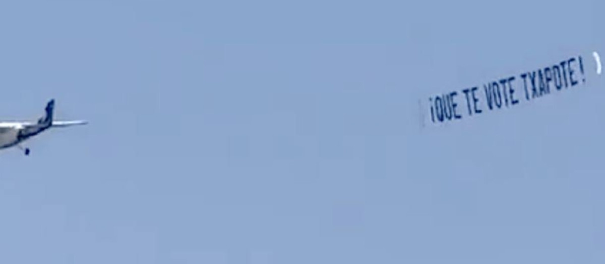 Pancarta de la avioneta en donde puede leerse 'Que te vote Txapote'