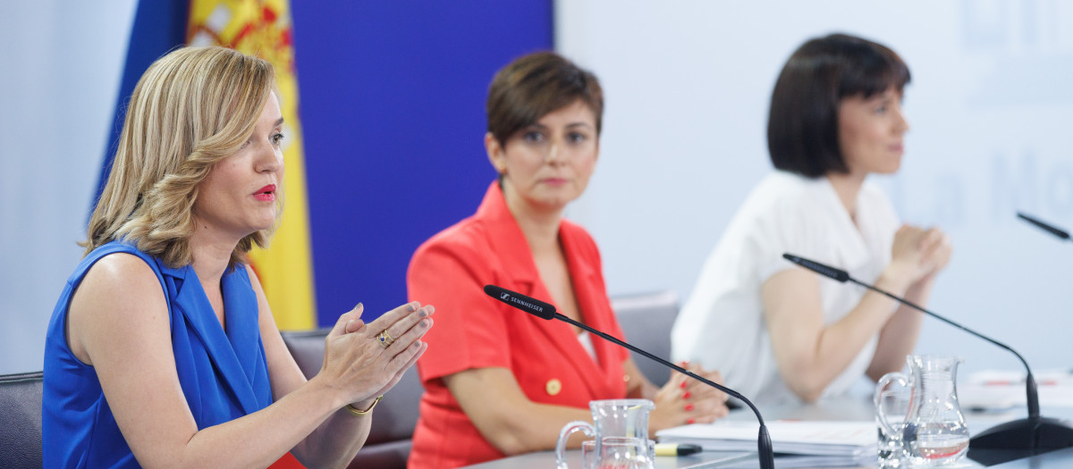 La ministra de Educación y Formación Profesional, Pilar Alegría; la ministra de Política Territorial y portavoz del Gobierno, Isabel Rodríguez y la ministra de Ciencia e Innovación, Diana Morant, a su llegada a una rueda de prensa posterior a la reunión del Consejo de Ministros, en el Palacio de la Moncloa, a 18 de julio de 2023, en Madrid (España). El Consejo de Ministros ha aprobado hoy, en su última reunión antes de las elecciones del próximo 23 de julio, 40 millones de euros para proyectos especiales de modernización del sector de la automoción. Esta iniciativa se suma a otras como el lanzamiento de la segunda generación de convocatorias de ayudas para el proyecto estratégico del vehículo eléctrico y conectado --Perte VEC--, con más de 800 millones de euros para plantas de baterías.
18 JULIO 2023;CONSEJO DE MINISTROS;AUTOMOCI´ÑON;ECONOMIA;AYUDAS;20 MILLONES
Eduardo Parra / Europa Press
18/7/2023