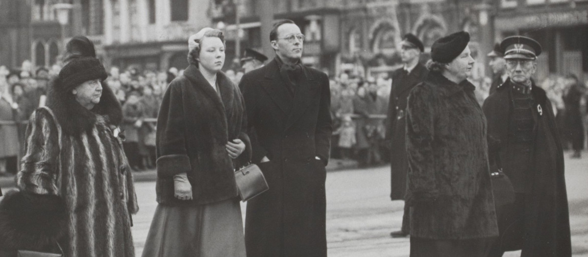 El general Henri Koot en Ámsterdam junto a los miembros de la familia real, 22 de diciembre de 1956. De izquierda a derecha, la princesa Guillermina, la princesa Beatriz, el príncipe Bernardo, la reina Juliana y Henri Koot