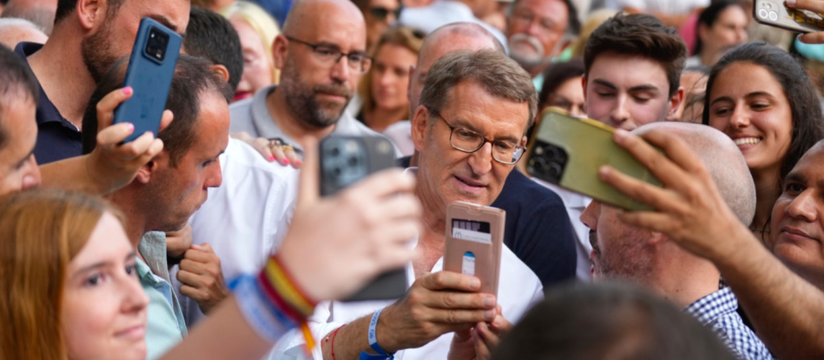 Alberto Núñez Feijóo haciéndose un selfie