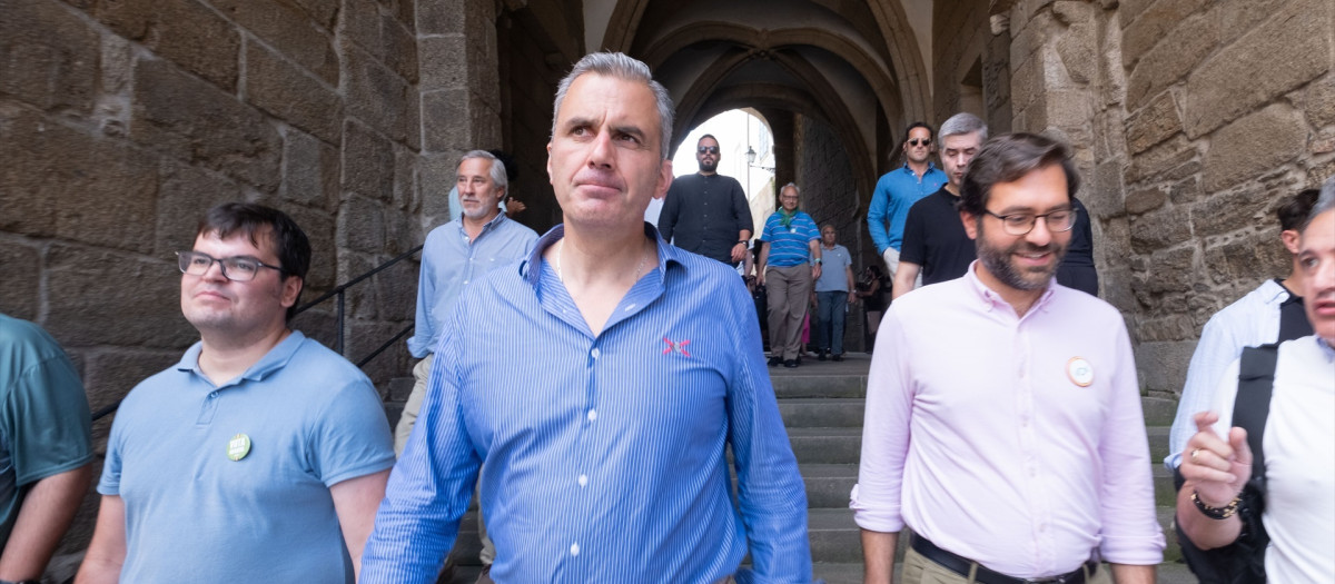 El vicepresidente de Vox, Javier Ortega Smith, en un recorrido por la Calle del Franco, a 19 de julio de 2023, en A Coruña, Galicia (España). Ortega Smith ha mostrado su apoyo a los candidatos provinciales de Vox en A Coruña con un recorrido por la Calle del Franco como parte de la campaña electoral para las elecciones generales del próximo 23 de julio.
19 JULIO 2023;VOX;ELECCIONES;23J;ELECCIONES GENERALES;CAMPAÑA ELECTORAL;ACTO ELECTORAL;
César Arxina / Europa Press
19/7/2023