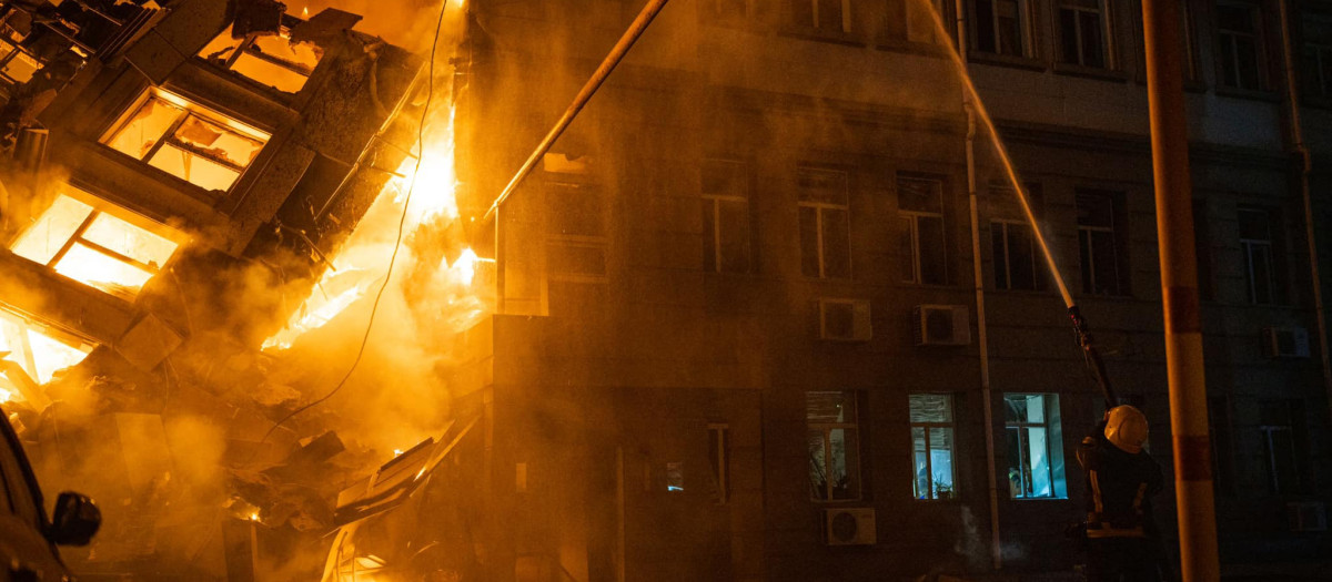 This handout photograph taken and released by Ukrainian Emergency Service on July 20, 2023 shows rescuers extinguishing a fire at an administrative building in Odesa as a result of missile strike, amid the Russian invasion in Ukraine. (Photo by Handout / Ukraine Emergency Service / AFP) / RESTRICTED TO EDITORIAL USE - MANDATORY CREDIT "AFP PHOTO /   " - NO MARKETING NO ADVERTISING CAMPAIGNS - DISTRIBUTED AS A SERVICE TO CLIENTS