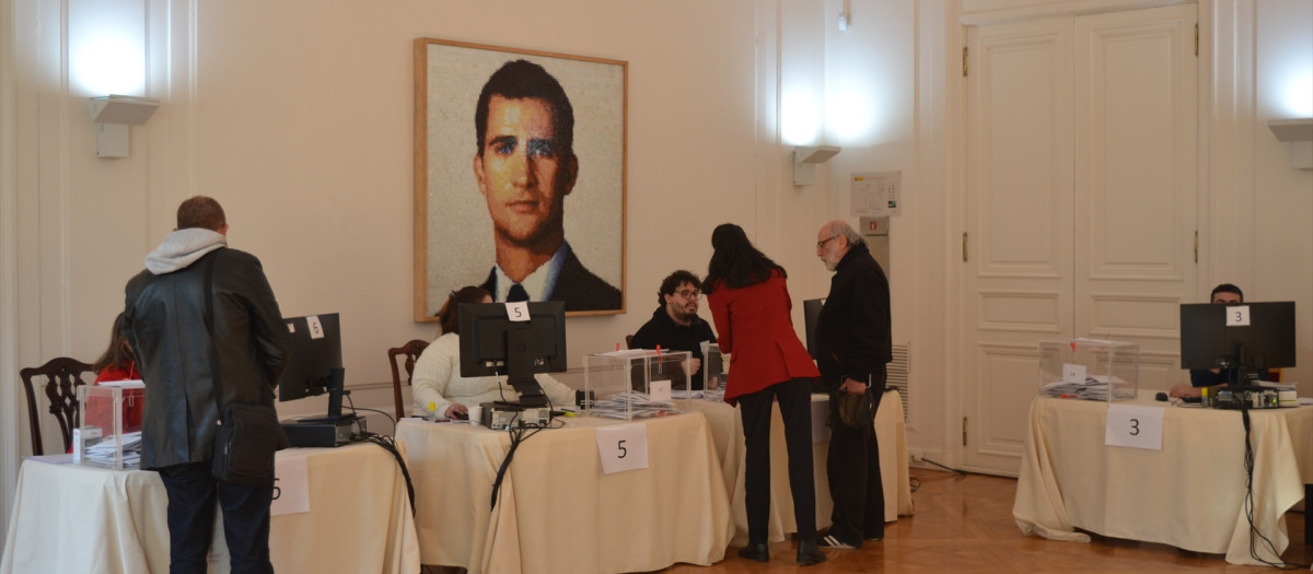 Españoles que viven en el extranjero acuden a votar en la Embajada Española en Argentina, a 18 de julio de 2023, en Buenos Aires (Argentina). Los españoles que residen en el extranjero podrán votar de forma presencial en el centro que se habilite en ese país entre el 15 y el 20 de julio o enviar su voto por correo hasta el 20 de julio.
19 JULIO 2023;
Mario Poliak / Europa Press
19/7/2023