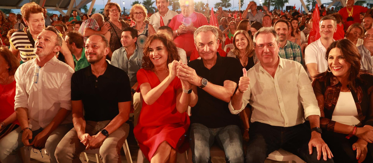 Zapatero, en el centro de la imagen, flanqueado por la ministra María Jesús Montero y Juan Espadas