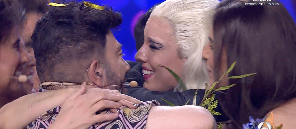 Miriam recibe el abrazo de parte de sus compañeros de concurso tras ser proclamada ganadora