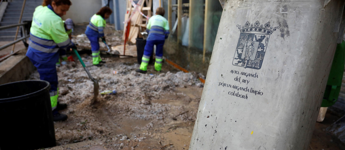 Varias operarias limpian las calles después de una tormenta en Arganda del Rey, en una imagen de archivo