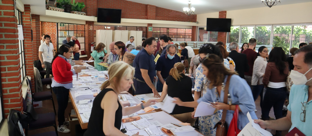 Decenas de españoles que viven en el extranjero acuden a votar en la Terraza del Salón Rojo del Hospital Español, a 16 de julio de 2023, en Ciudad de México (México). Los españoles que residen en el extranjero podrán votar de forma presencial en el centro que se habilite en ese país entre el 15 y el 20 de julio o enviar su voto por correo hasta el 20 de julio.
Arturo Corona Martínez / Europa Press
16/7/2023