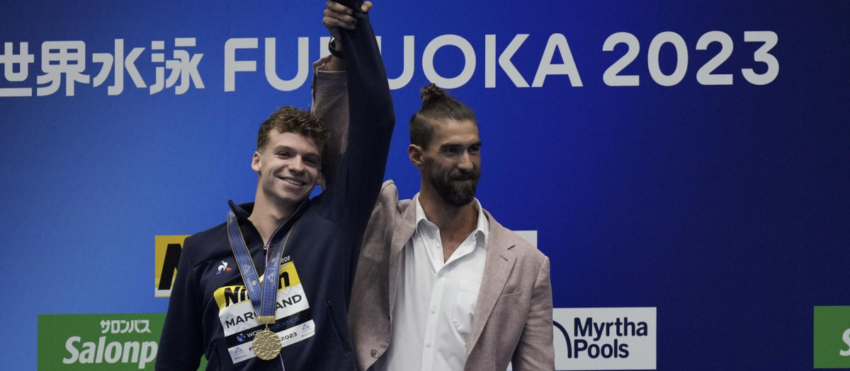 Leon Marchand celebra con Michael Phelps el oro y el récord de 400 metros estilos