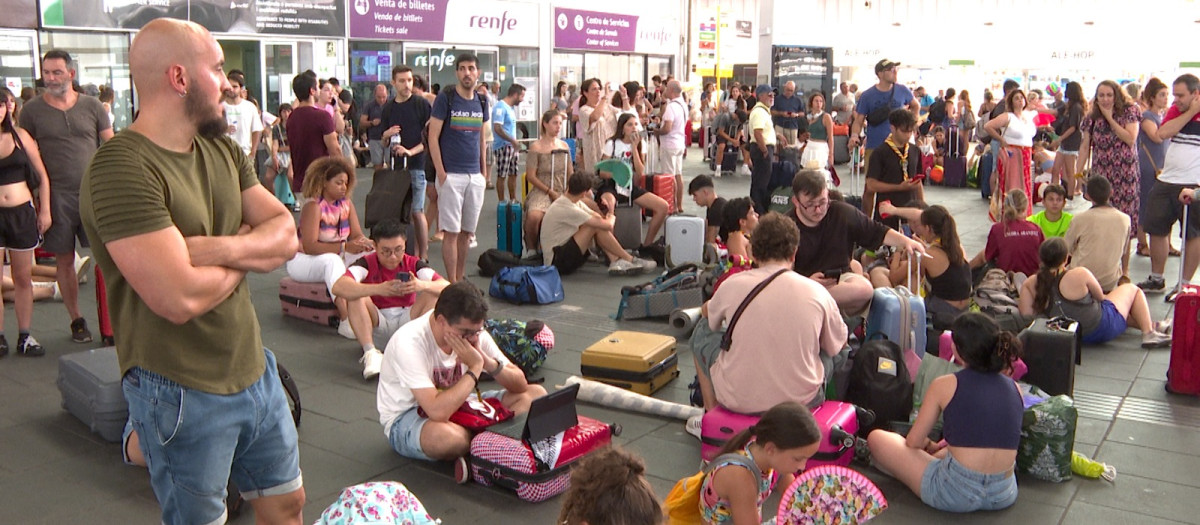 Cientos de pasajeros, tirados en la estación Valencia-Joaquín Sorolla.