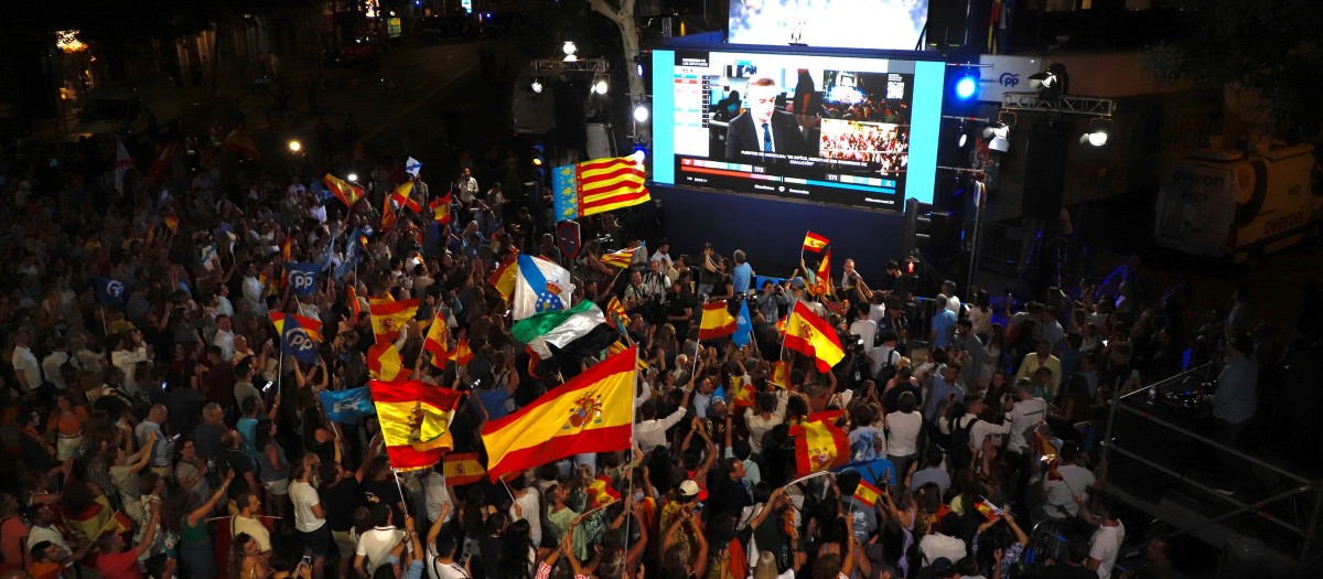 Los votantes y simpatizantes del PP celebraron una remontada que sabe a poco