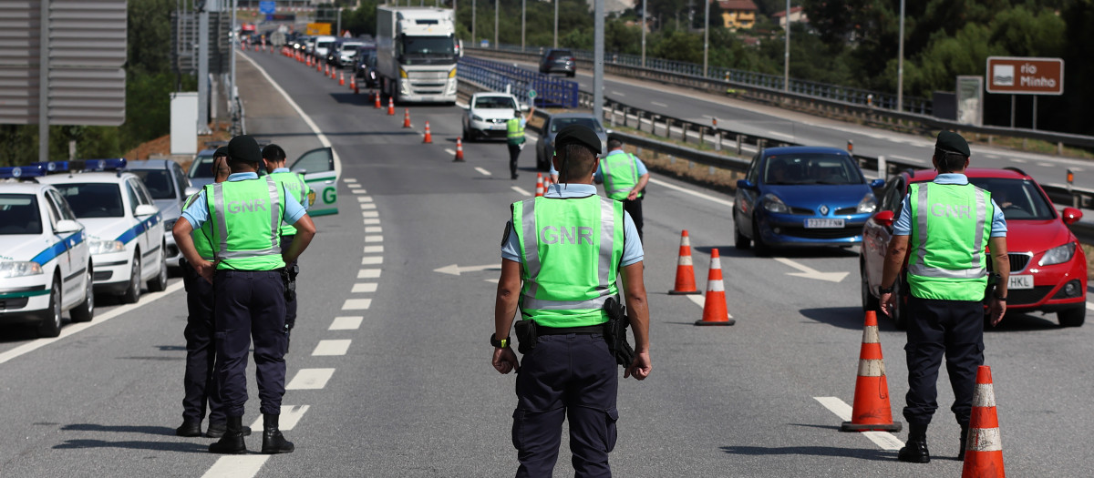 Controles en la frontera con Portugal en el Puente internacional de Tui (Pontevedra) & Valença (Portugal)