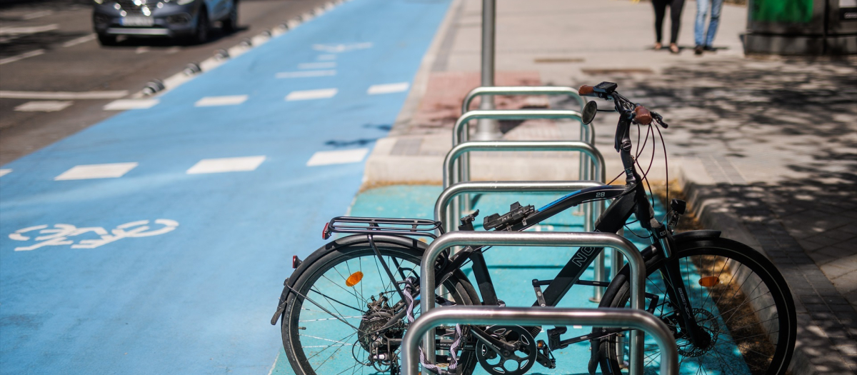 Una bici aparcada nuevo carril bici del Paseo de la Castellana