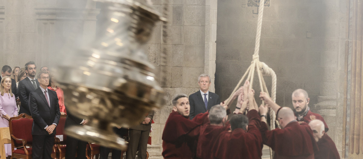 El botafumeiro, durante la ofrenda al apóstol este martes en Santiago