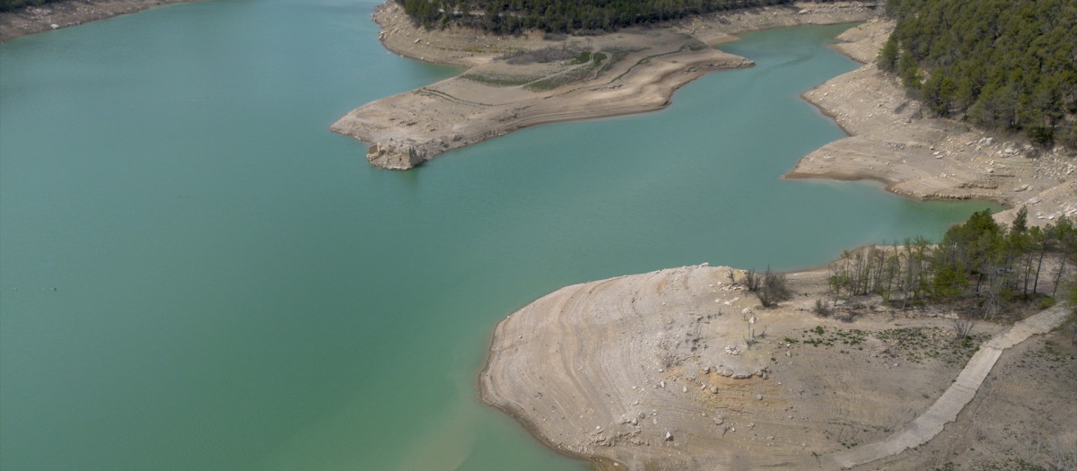 Vista del pantano de Sant Ponç, a 26 de abril de 2023, en Lleida, Catalunya (España). Los embalses de las cuencas internas de Cataluña se encuentran ya por debajo del 30% de su capacidad. El agua almacenada apenas alcanza el 28,58% de media, en comparación a hace un año, los cuales disponían de casi al doble: el 55,99%. En los últimos 60 años España ha vivido siete períodos de sequía.
26 ABRIL 2023;EMBALSES;CATALUÑA;CUENCAS INTERNAS;AGUA;CAPACIDAD;ALMACENADA;SEQUÍA
Lorena Sopêna / Europa Press
(Foto de ARCHIVO)
26/4/2023