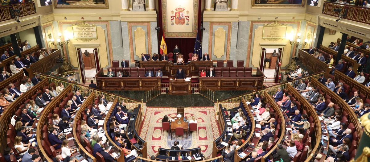 El presidente del Gobierno, Pedro Sánchez, interviene durante la primera jornada de la 26 edición del Debate sobre el Estado de la Nación, en el Congreso de los Diputados, a 12 de julio de 2022, en Madrid (España). Tras siete años sin celebrarse ninguno, la Cámara baja acoge durante los días 12, 13 y 14 de julio la vigésima sexta edición del debate sobre el estado de la Nación desde 1983 y el primero que se lleva a cabo con Pedro Sánchez como presidente del Gobierno. Esta edición del debate, también es la primera para Unidas Podemos, Vox y Ciudadanos, ya que en 2015 ninguna formación tenía representación parlamentaria para participar. Durante el debate, el Gobierno expone y hace balance de los resultados de la política que ha llevado a cabo, la oposición comparece para fijar sus posturas y se votan las propuestas de resolución formuladas por las demás formaciones. Entre los temas que se discutirán está la reforma laboral, el plan nacional de respuesta a las consecuencias económicas de la guerra en Ucrania, los últimos presupuestos generales del Estado aprobados, las políticas de recuperación tras la erupción del volcán en la isla de La Palma, los fondos europeos Next Generation, la excepción ibérica al gas, España como anfitriona en la cumbre de la OTAN y la presidencia del Consejo de la Unión Europea en el segundo semestre de 2023.
12 JULIO 2022;DEBATE;POLÍTICA;PRESIDENTE;NACIÓN;ESPAÑA;CONGRESO
EUROPA PRESS/E. Parra. POOL / Europa Press
(Foto de ARCHIVO)
12/7/2022