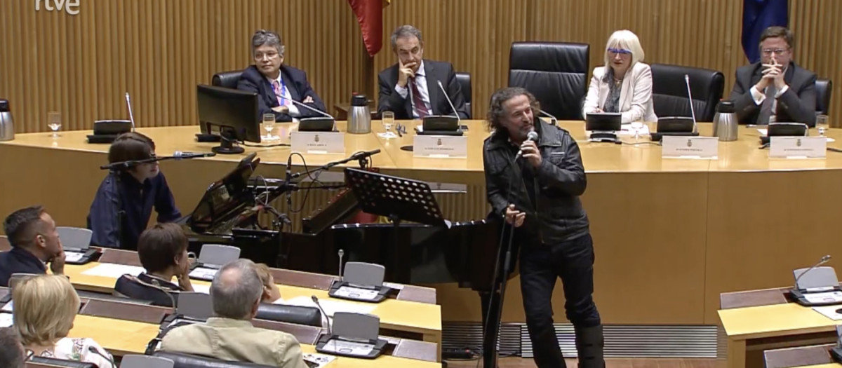 José María Cano y su hijo, al piano, durante un homenaje a Carme Chacón en el Congreso