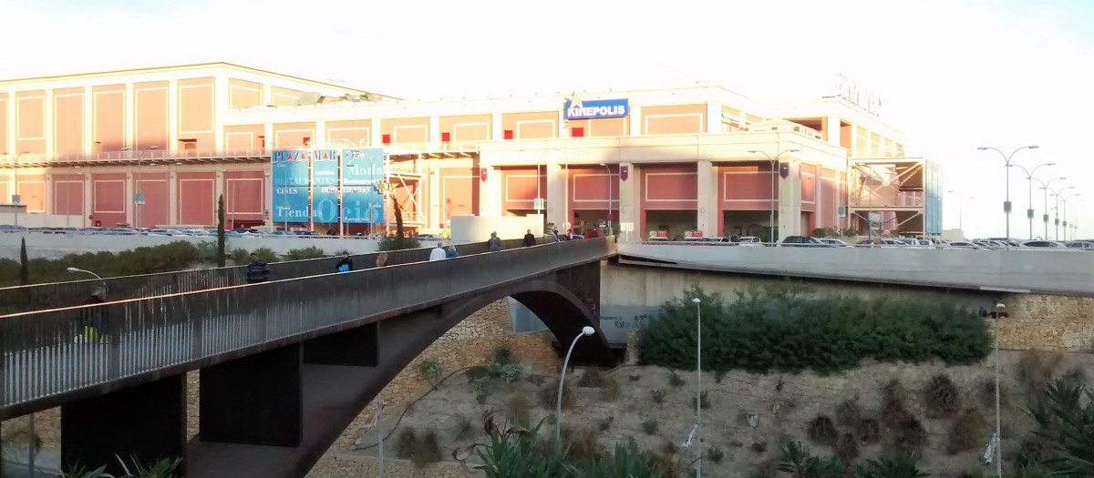 El centro comercial donde tres argelinos han violado y robado a una joven, en Alicante