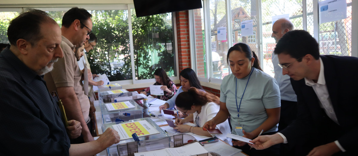 Decenas de españoles que viven en el extranjero acuden a votar en la Terraza del Salón Rojo del Hospital Español, a 16 de julio de 2023, en Ciudad de México (México). Los españoles que residen en el extranjero podrán votar de forma presencial en el centro que se habilite en ese país entre el 15 y el 20 de julio o enviar su voto por correo hasta el 20 de julio.
Arturo Corona Martínez / Europa Press
16/7/2023