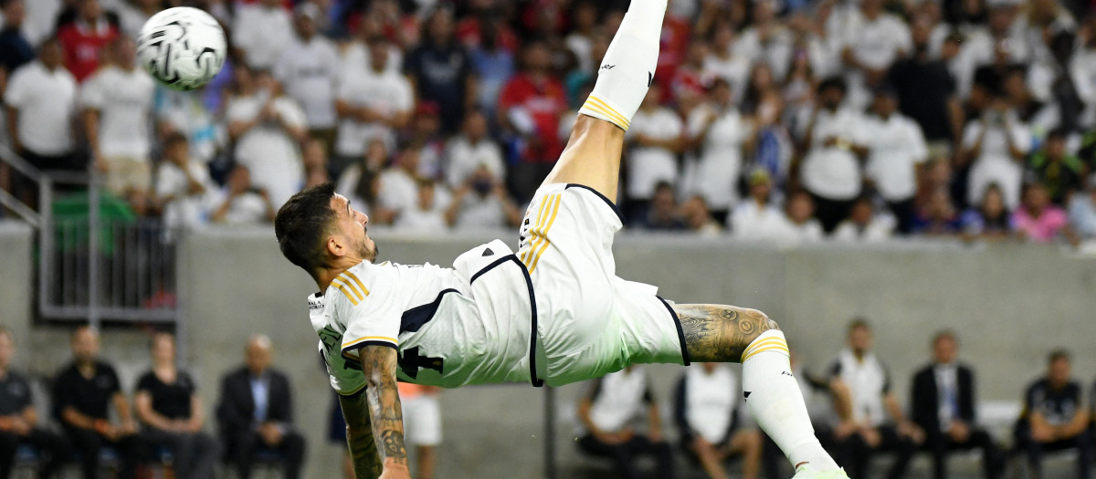 Joselu marcó un golazo de chilena al Manchester United