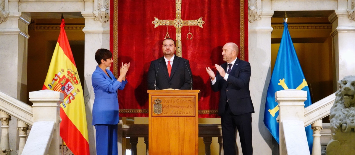 La ministra de Política Territorial y portavoz del Gobierno, Isabel Rodríguez (1i), y el presidente del Principado de Asturias en funciones, Adrián Barbón (c), durante el acto solemne de toma de posesión como presidente del Principado de Asturias, en la Junta General del Principado,  a 27 de julio de 2023, en Oviedo, Asturias (España). Barbón toma posesión del cargo 60 días después de la celebración de las elecciones autonómicas. El presidente electo inicia así su segundo mandato, apoyado por las formaciones Izquierda Unida (IU) y Podemos, tras cuatro años en los que ha gobernado en minoría, lo que no le ha impedido aprobar todos los presupuestos autonómicos con el apoyo puntual de otras formaciones.
27 JULIO 2023;OVIEDO;ASTURIAS;TOMA DE POSESION;ADRIAN BARBON
Xuan Cueto / Europa Press
27/7/2023